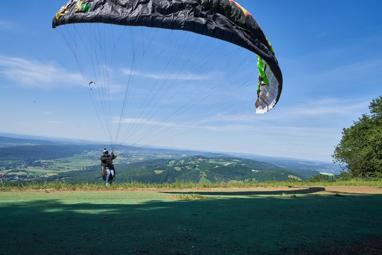Entrainement de parapente sur le Mont Poupet près de Salins les